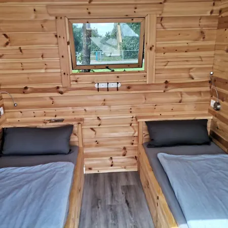Kamp alanı Hausboot Und Zimmervermietung Boot & Bike Hansestadt Anklam