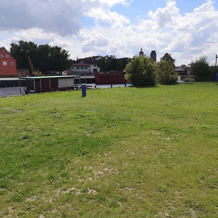 Kamp alanı Hausboot Und Zimmervermietung Boot & Bike Hansestadt Anklam