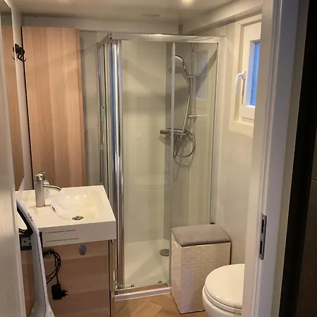 Kamp alanı Hausboot Und Zimmervermietung Boot & Bike Hansestadt